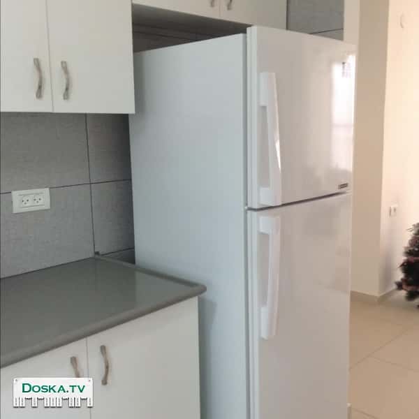 Современный холодильник, очень вместительный. Множество различных полочек.  В морозильной