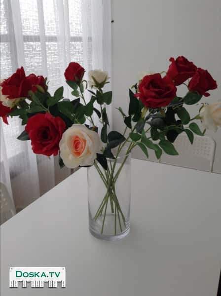 Стильная ваза с цветами. Создаст вашему дому хорошее настроение.