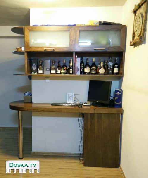 Красивый рабочий уголок и стол под компьютер + навесные полки.