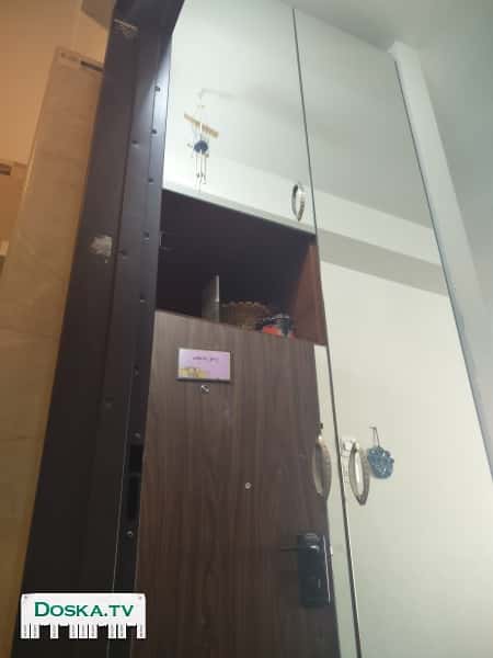 Практически новый зеркальный встроенный шкаф высотой 250 см и шириной