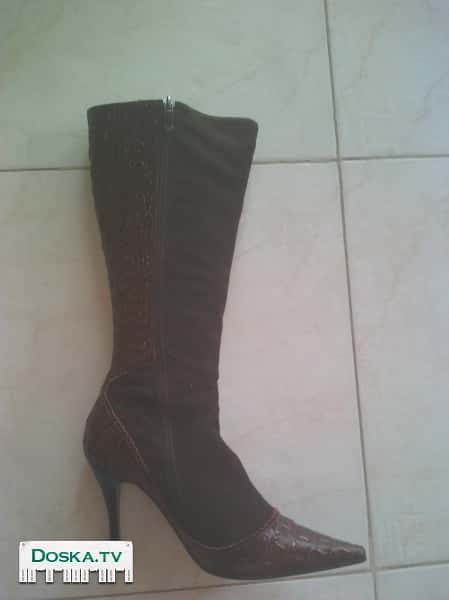 Женские сапоги 36 размера.  В подарок босоножки.