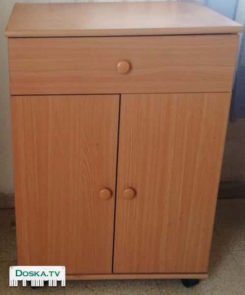 Продаю двухдверную тумбу с ящиком вверху на колесах. Внутри 2