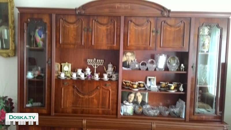 1.Буфет в салоне 2.Шкаф  В отличном состоянии и дёшево.