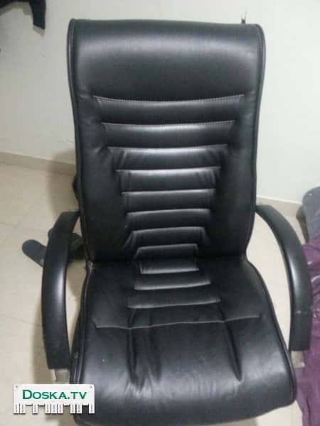 Кресло офисное черное в хорошем состоянии.