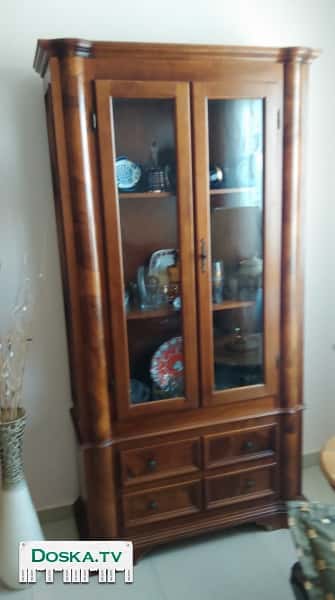 Витрина коричневого цвета из натурального дерева.