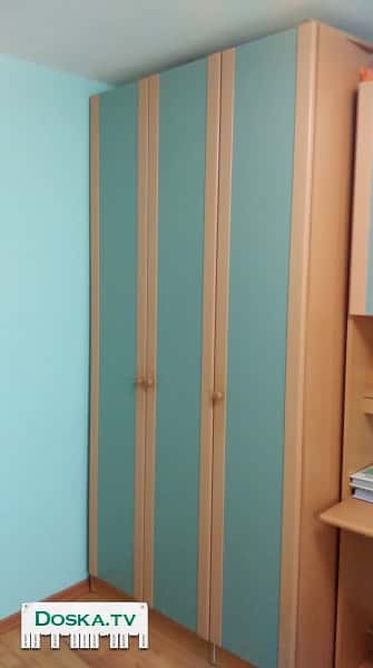 Трехстворчатый платяной шкаф.