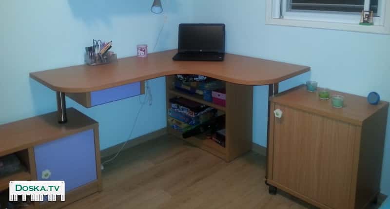 На продажу детская мебель в отличном состоянии: письменный стол с