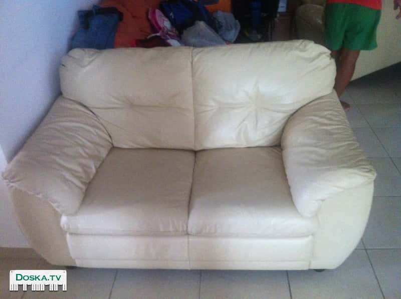 В Нагарии  салон 2 дивана.