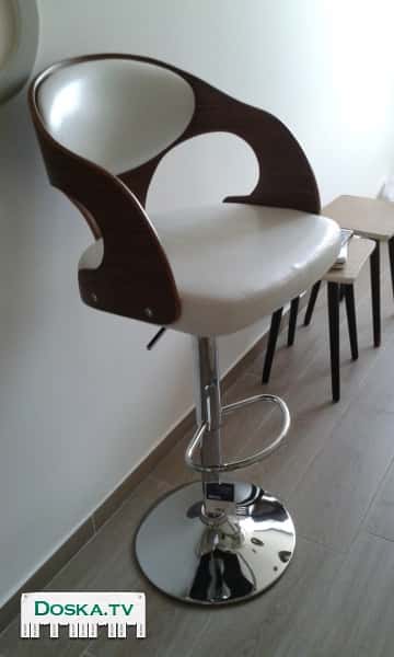 Два стула с меняющейся высотой к высокому столу в кухню.