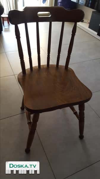 2 деревянных стула. Каждый стул 150 шек.