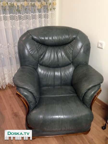Диван кожанный 2+1. Цвет темно-зеленый.