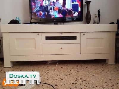 Тумба под телевизор, натуральное дерево, отличное состояние, ручки-кристалы Сваровски. Цвет