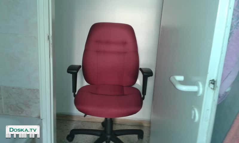 Кресло не было в употреблении. Стояло зачехлённым.