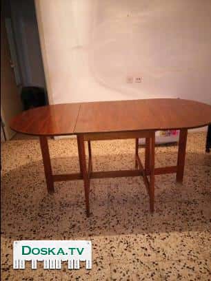 Стол-книжка полированный деревянный коричневого цвета,складывается в размер 85х60, два откидных