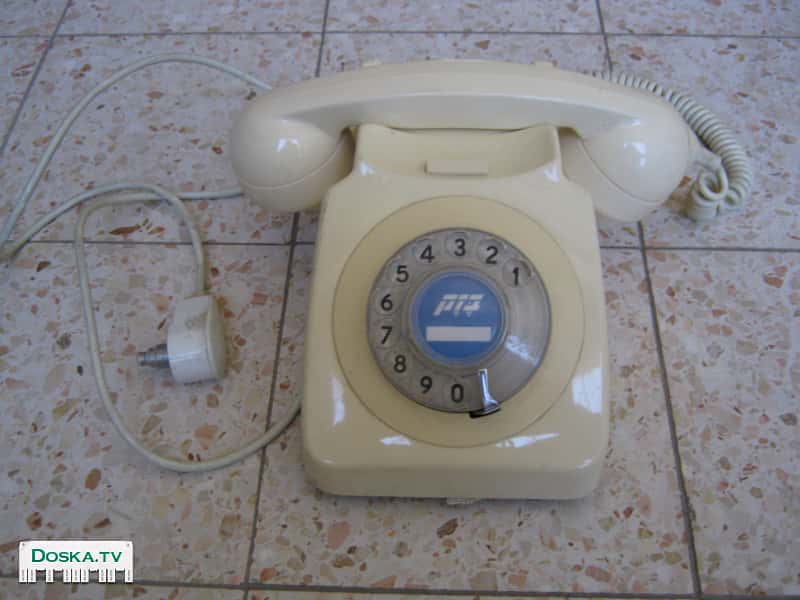 Настольный телефон старого боразца с дисковым номеронабирателем, в хорошем исправном