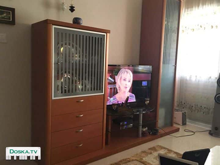 Продаю витрину (длина 220 ) Прихожую с зеркалом (длина 77