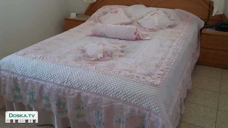 новый комплект на двухспальную кровать: красивое атласное покрывало розового цвета