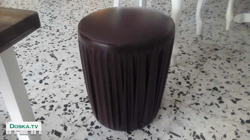 Пуфик из кожзаменителя в прекрасном состоянии.