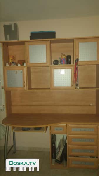 стол для школьника(сифрия), в отличном состоянии, удобный, много места для