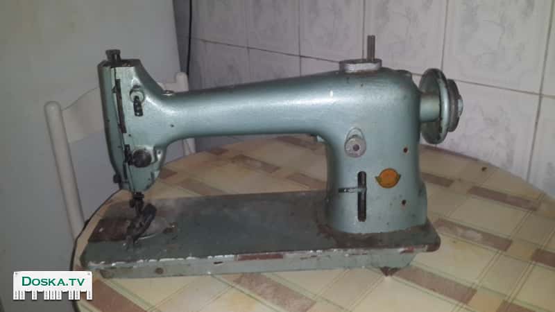 Швейная машина со станиной.