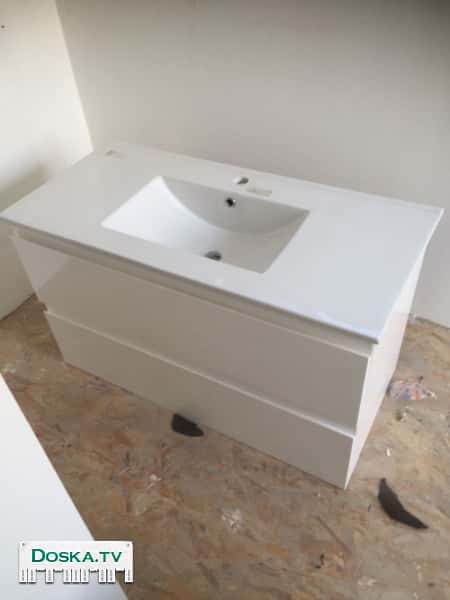 Раковина со шкафом новая, белого цвета.