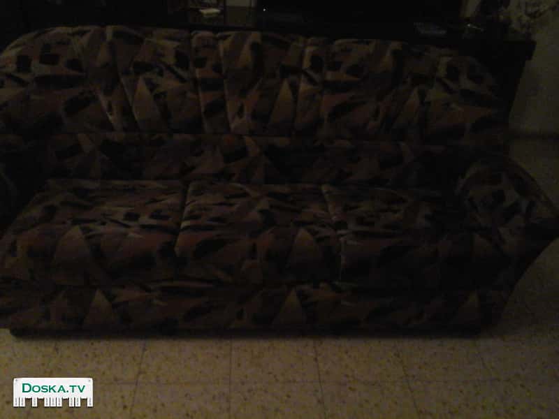 Диван не разкладной для салона в хорошем состоянии.Торг.