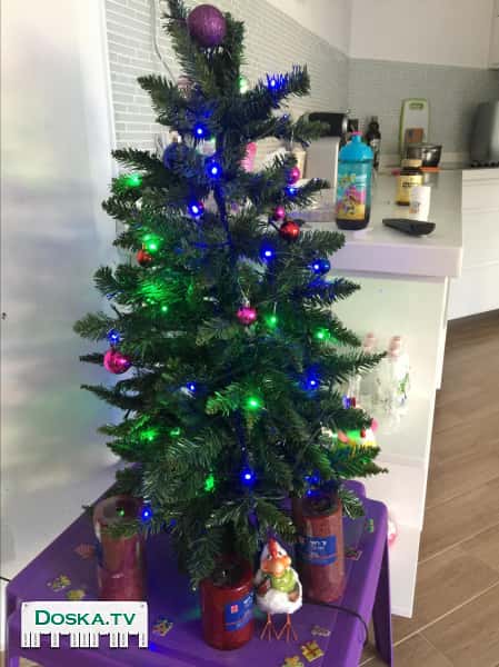 В связи с отъездом,  красивую искусственную ёлочку на Новый