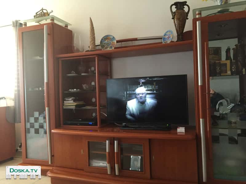 стенка - витрина с подсветкой, высота 195 см, ширина 280