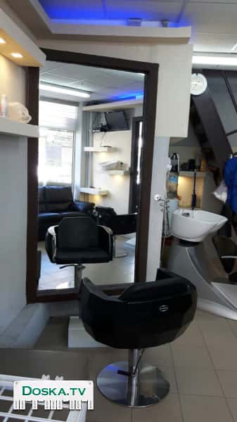 2 кресла для парикмахерской.