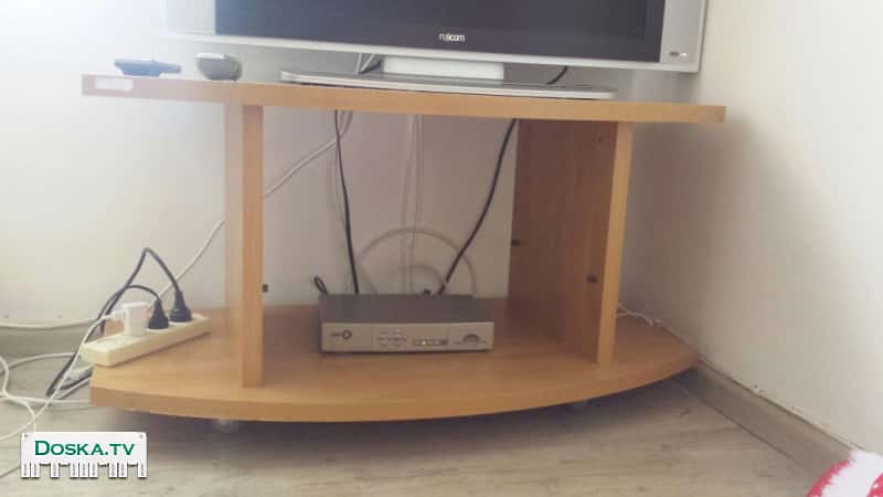 Столик под тв..с полочкой посередине..продажа в кармиэле 0544581656.