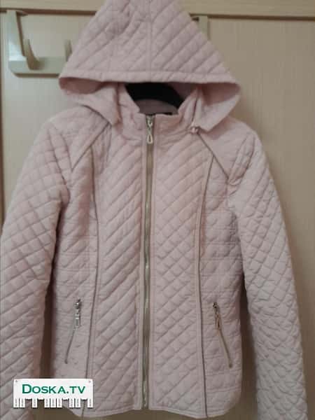 Курточка стёганная с капюшоном. Красивая, модная. Непромокаемая. Цена 70 шек.