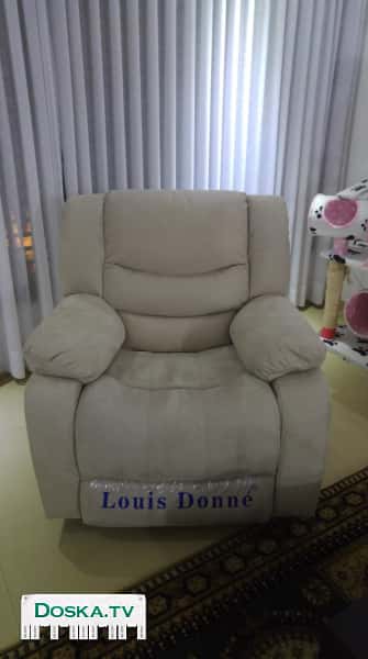 новое кресло с реклайнером, цвет беж, очень удобное.