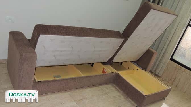 унивесальный диванный уголок, который имеет возможность превратится в большую удобную