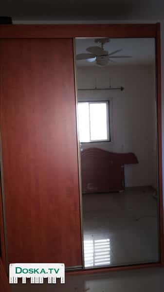 раздвижной шкаф, две двери, одна из них с зеркалом.