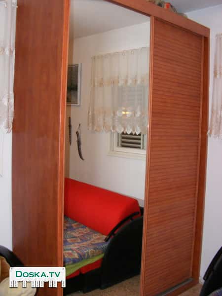 Два шкафа с зеркалами.