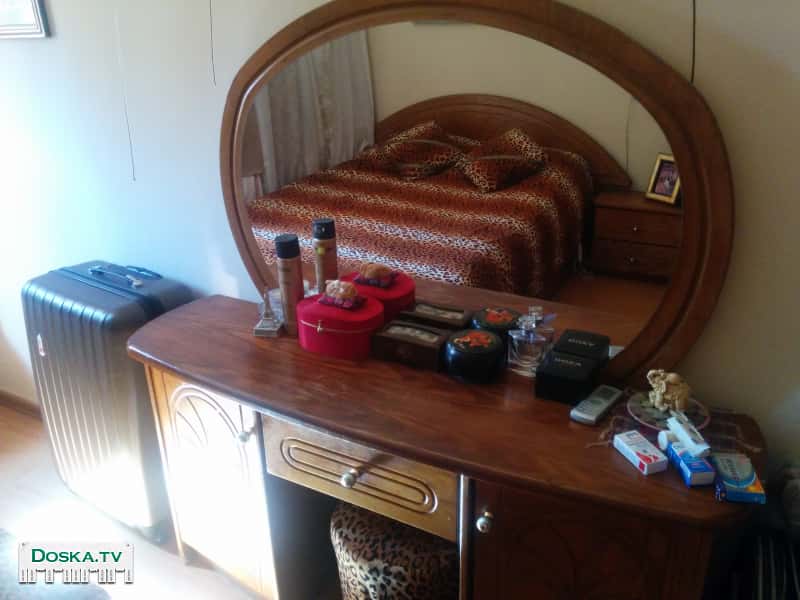 Туалетный столик с зеркалом размер 125 см-ширина высота 180 см