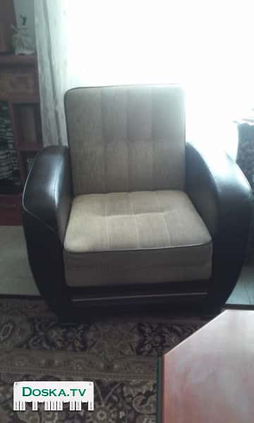 Два кресла цвета хаки, раскладные с ящиками внутри. Подлокотники из