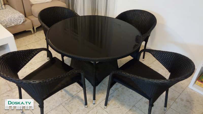 стеклянный стол и 4 кресла в хорошем состоянии. плюс 5
