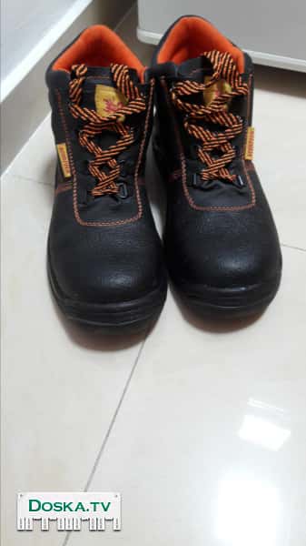 Продаю рабочие ботинки Одеты один раз Удобные,черный цвет с оранжевой