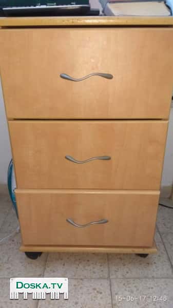 Всвязи с переездом  недорого: 4-х створчатый шкаф,2 тумбочки,2-х спальная