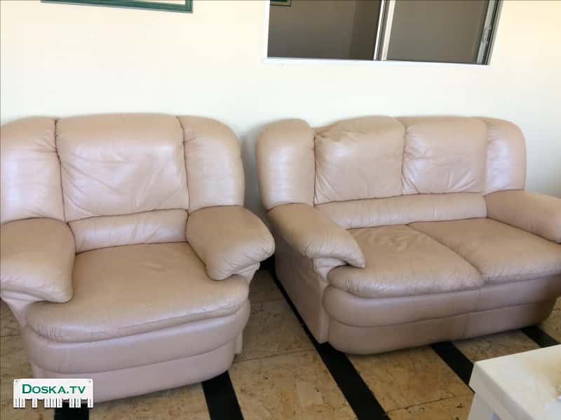 Продаю  кресло и два дивана. Материал - кожа, цвет