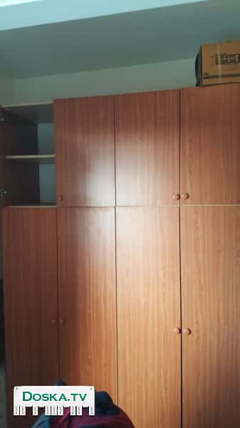 Четырехдверный шкаф.