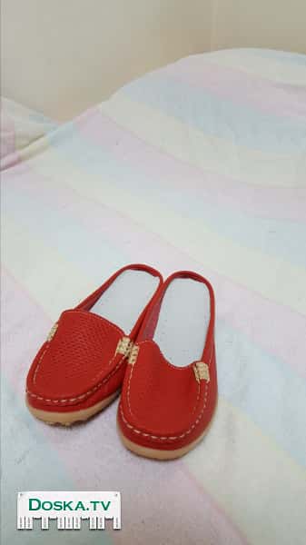 Продаю новую женскую обувь размер 37. Черные полусапожки одевались раза