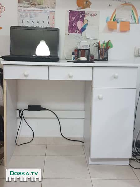 Компьютерный письменный стол из натурального дерева. Распродаем все имущество до