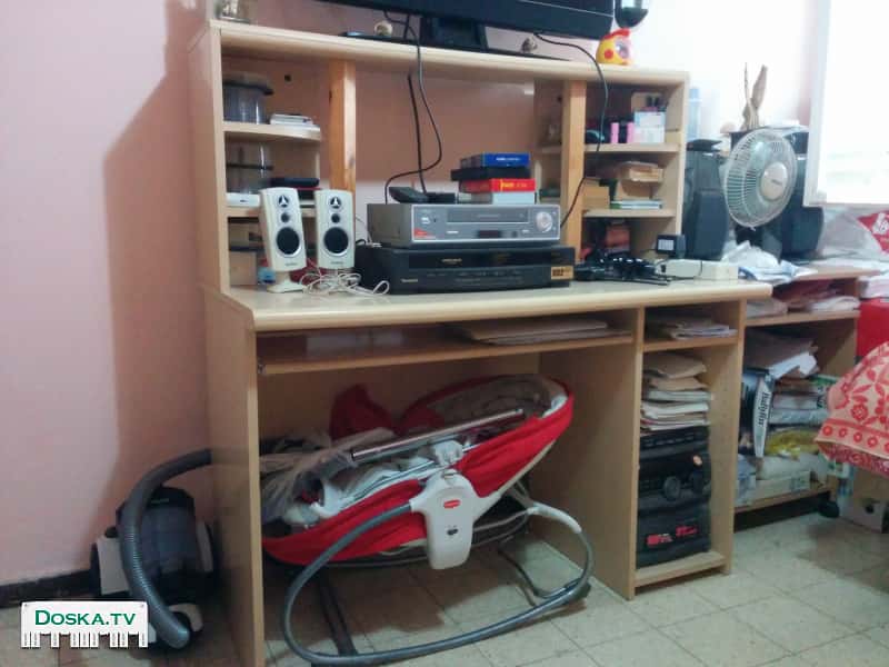 стол для компьютера в хорошем состоянии. Размеры: Высота - 1.28