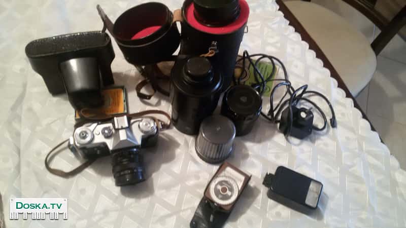 Фотоаппарат Зенит-Е с набором сменных объективов, вспышкой и экспонометром. Фотоаппарат