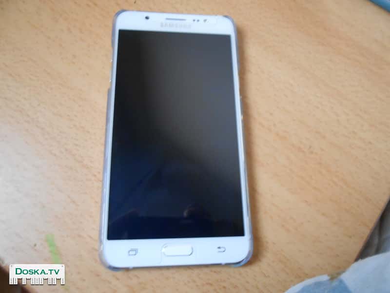 отличный телефон Samsung galaxy J7 новый в упаковке, с защитным