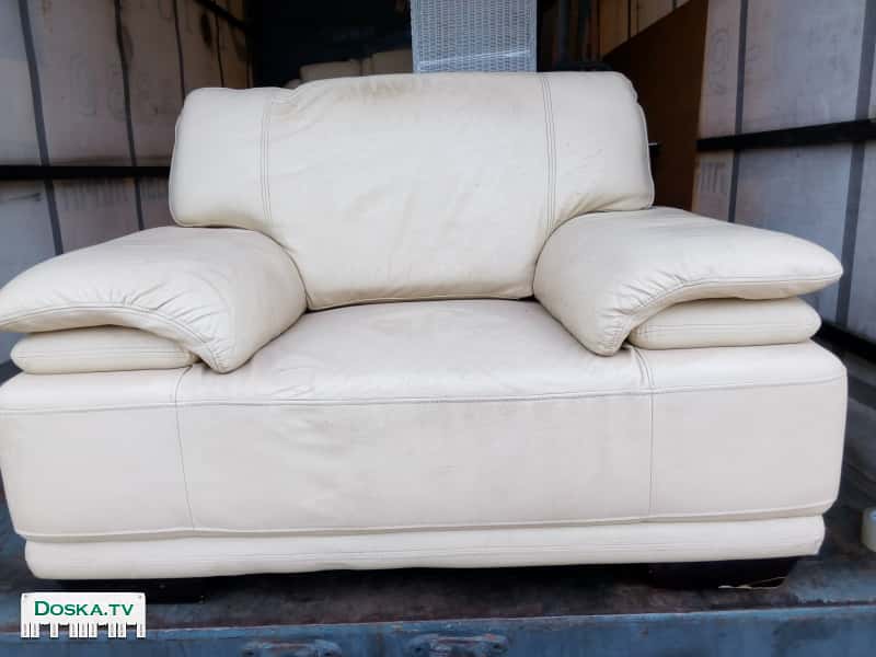 В Хайфе  2 кожаных кресла, в очень хорошем состоянии.