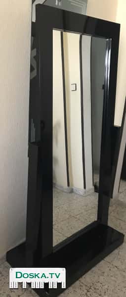 Красивое зеркало. В деревянной рамке покрыто чёрным лаком. На подставке.