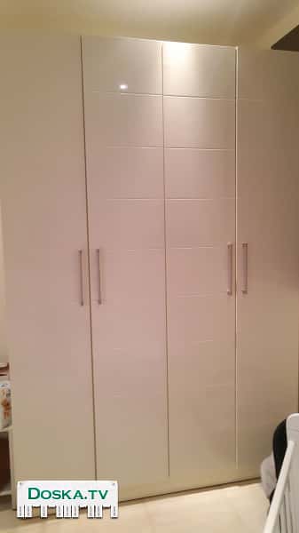 Белые двухметровые похожих 5 шкафа для одежды совсем новые.